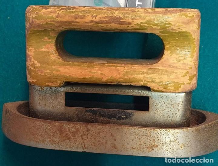 Antig&uuml;edades: Plancha de hierro y mango de madera, peque&ntilde;a y rara - Foto 1