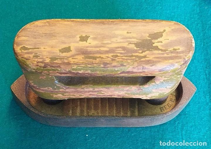 Antig&uuml;edades: Plancha de hierro y mango de madera, peque&ntilde;a y rara - Foto 2
