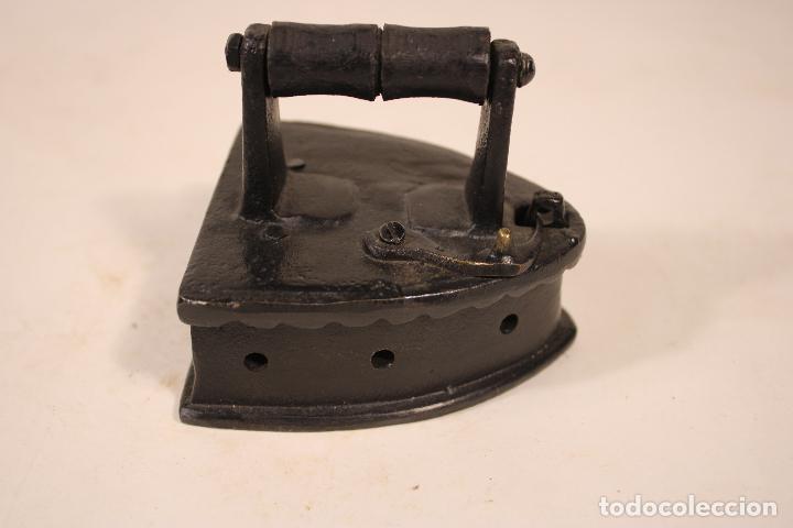 Antig&uuml;edades: plancha de carbon peque&ntilde;a - Foto 1