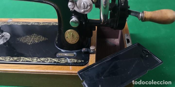 Antig&uuml;edades: Maquina de coser Singer Ref MCS 6597 - Foto 2
