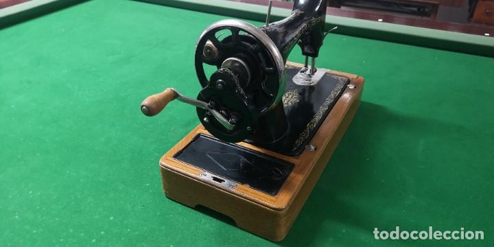 Antig&uuml;edades: Maquina de coser Singer Ref MCS 6597 - Foto 4