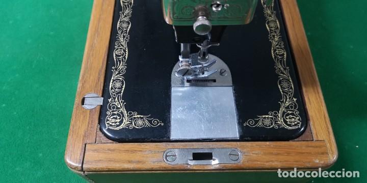 Antig&uuml;edades: Maquina de coser Singer Ref MCS 6597 - Foto 5
