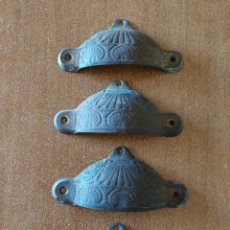 Antigüedades: 4 ANTIGUOS TIRADORES DE CONCHA HIERRO CLASICOS. Lote 357121070