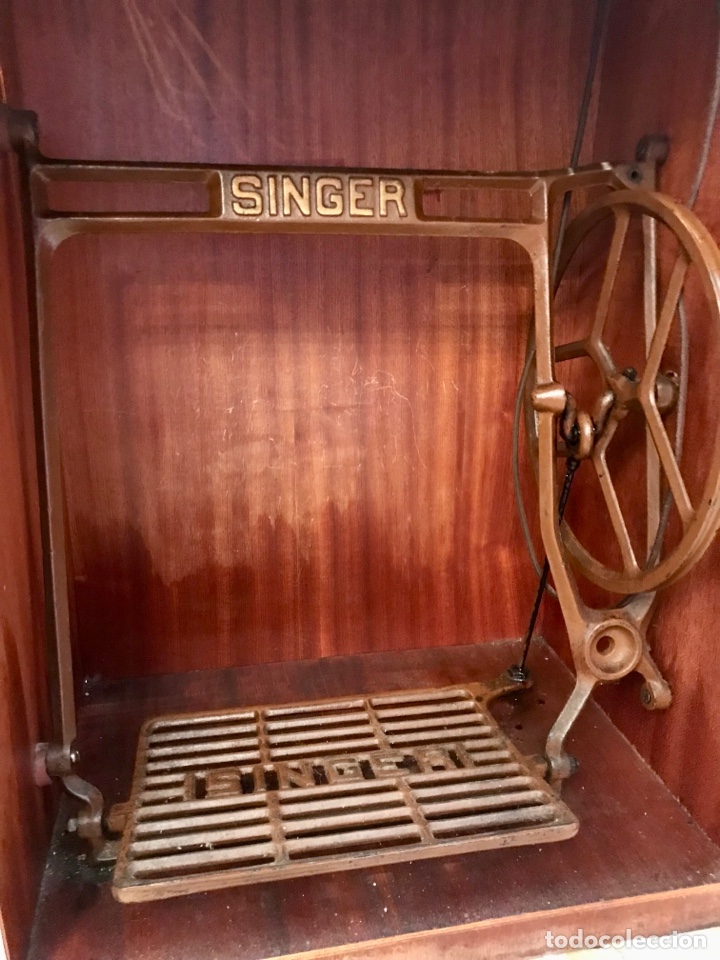 Antig&uuml;edades: M&aacute;quina de coser SINGER con mueble - Foto 4