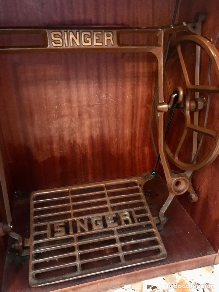 Antig&uuml;edades: M&aacute;quina de coser SINGER con mueble - Foto 5