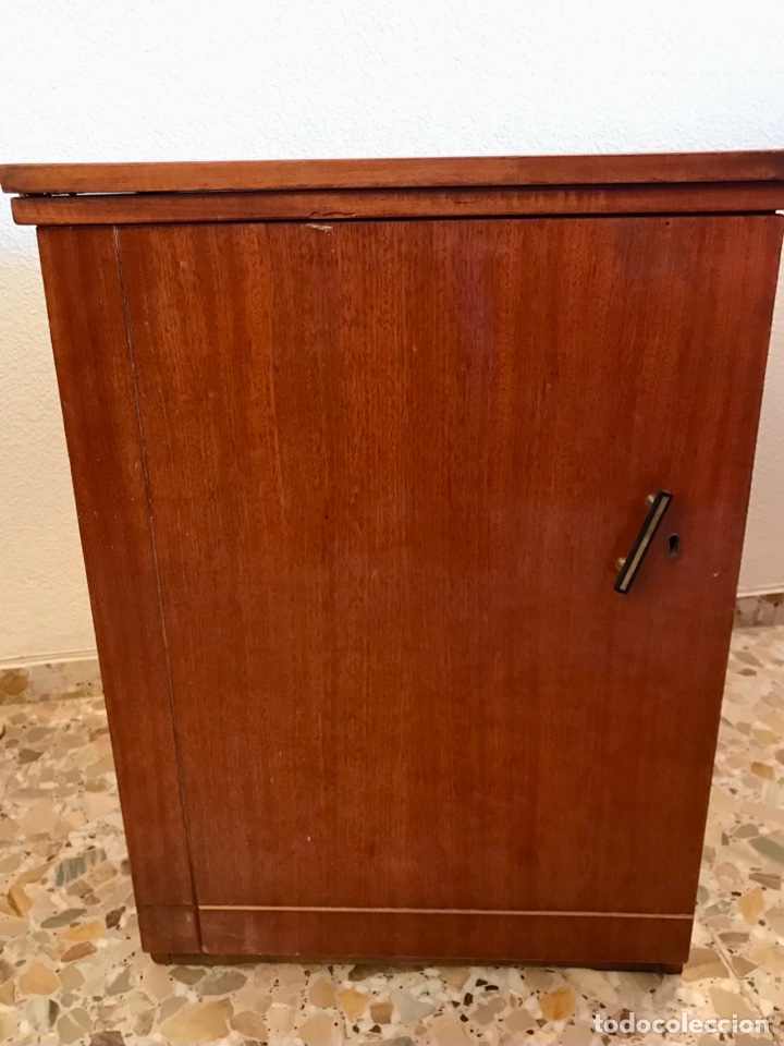 Antig&uuml;edades: M&aacute;quina de coser SINGER con mueble - Foto 8