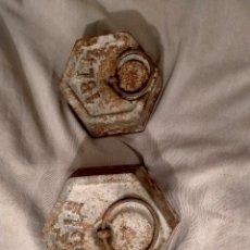 Antigüedades: 2 PESAS HEXAGONALES DE HIERRO--36 Y 18 LIBRAS--PESA-PESO-PONDERAL. Lote 358034930