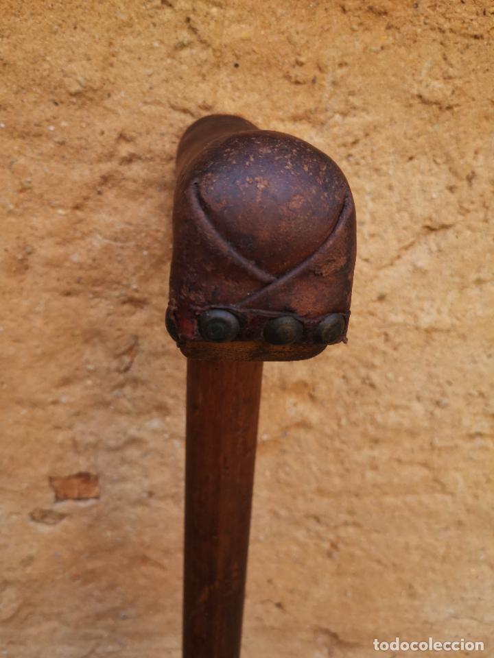 Antig&uuml;edades: ANTIGUA MULETA DE MADERA Y CUERO - Foto 3