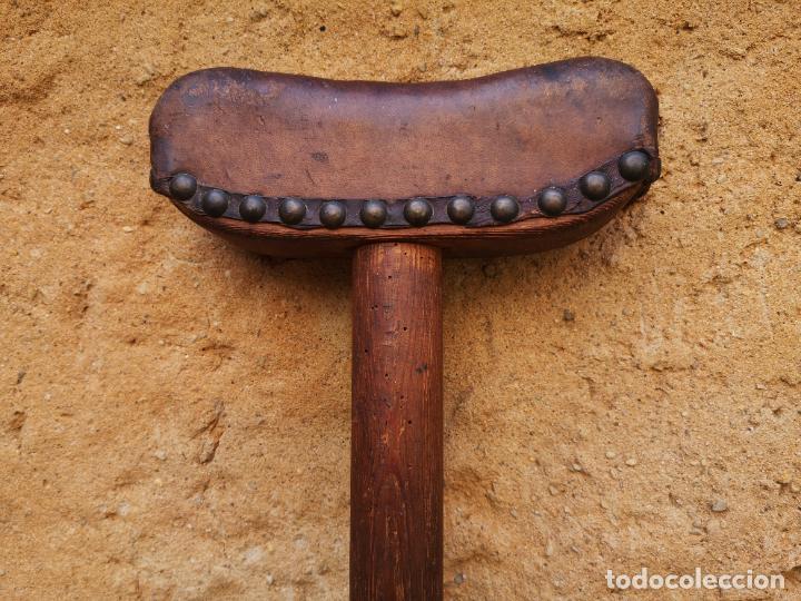 Antig&uuml;edades: ANTIGUA MULETA DE MADERA Y CUERO - Foto 4