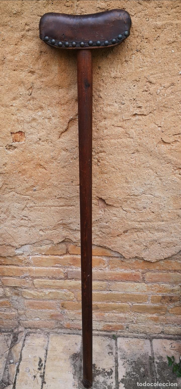 Antig&uuml;edades: ANTIGUA MULETA DE MADERA Y CUERO - Foto 6
