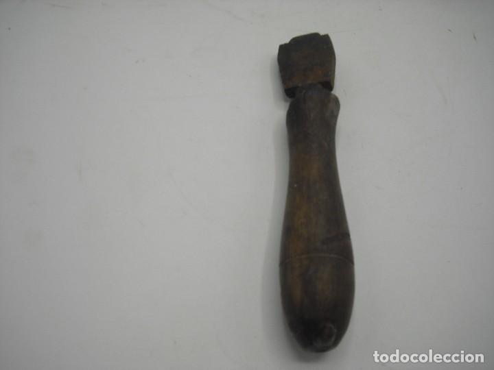 Antig&uuml;edades: ANTIGUA HERRAMIENTA CON MANGO DE MADERA 14 CM. - Foto 1