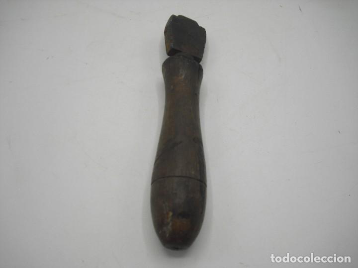 Antig&uuml;edades: ANTIGUA HERRAMIENTA CON MANGO DE MADERA 14 CM. - Foto 2