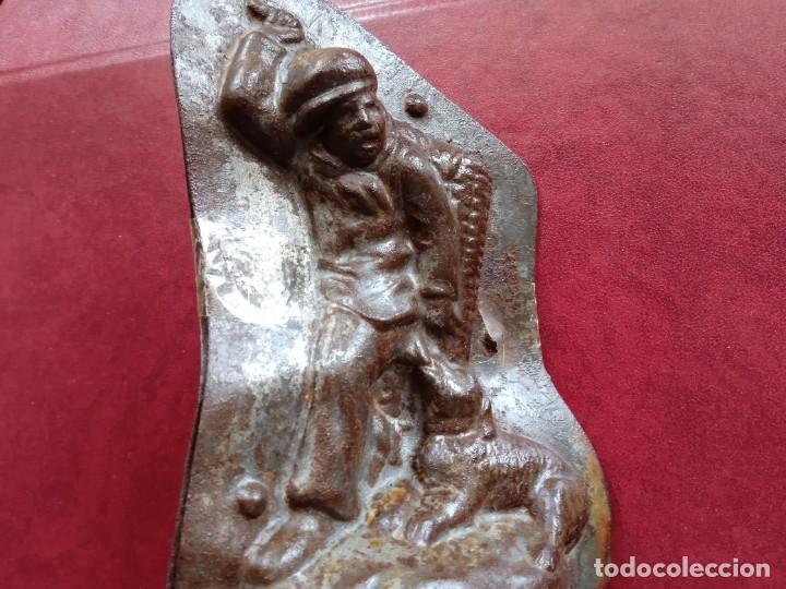 Antig&uuml;edades: Molde de CHOCOLATE: NI&Ntilde;O con PERRO. - Foto 2