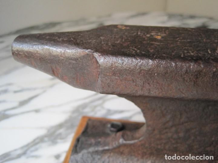 Antig&uuml;edades: FANT&Aacute;STICO YUNQUE DE HIERRO - BASE DE MADERA - Foto 3