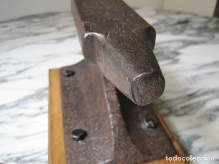 Antig&uuml;edades: FANT&Aacute;STICO YUNQUE DE HIERRO - BASE DE MADERA - Foto 4