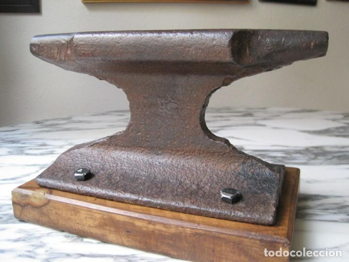 Antig&uuml;edades: FANT&Aacute;STICO YUNQUE DE HIERRO - BASE DE MADERA - Foto 9