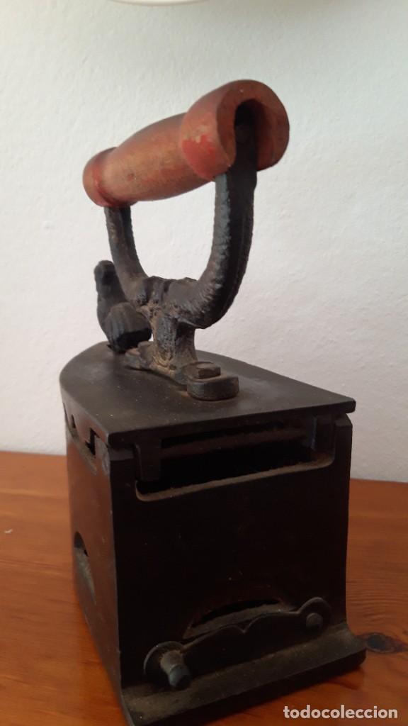 Antig&uuml;edades: Plancha de carb&oacute;n - Foto 3
