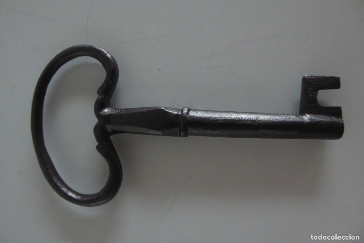Antig&uuml;edades: LLAVE DE HIERRO EN BUEN ESTADO - Foto 1