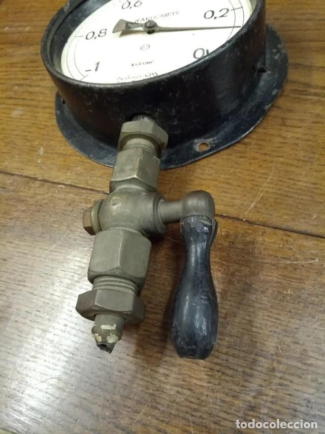 Antig&uuml;edades: antiguo Vacu&oacute;metro sovi&eacute;tico (Wakuometr) de bronce - Foto 3