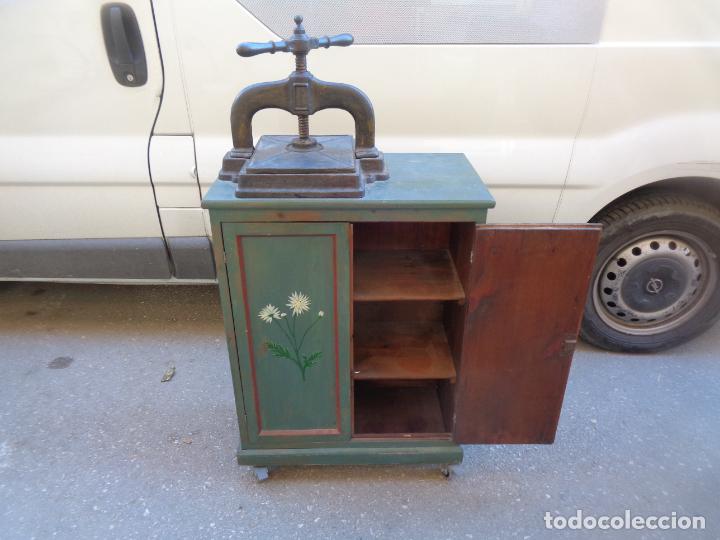 Antig&uuml;edades: PRENSA DE ENCUADERNAR CON MUEBLE - Foto 1