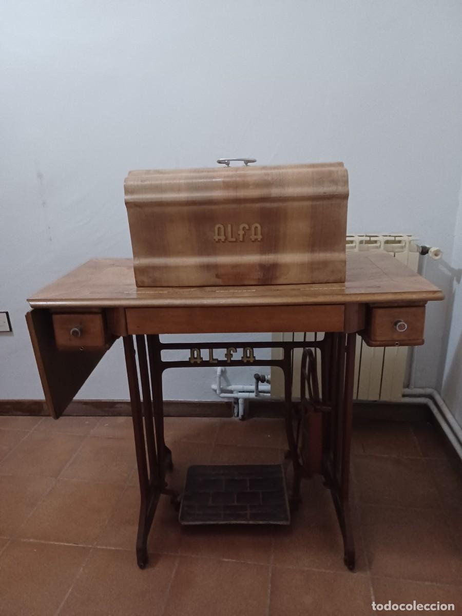 Antig&uuml;edades: M&aacute;quina de coser y bordar Alpha Modelo &rdquo;A&rdquo; - Foto 3