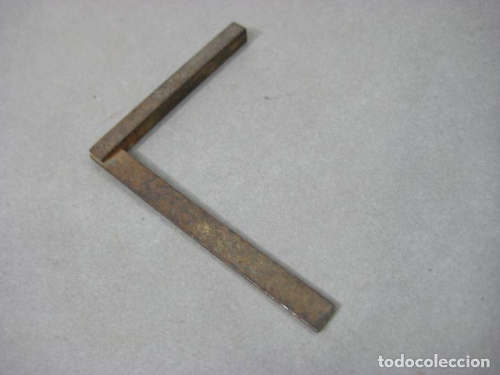 Antig&uuml;edades: &Aacute;NGULO o escuadra DE HIERRO EN MINIATURA. HERRAMIENTA - Foto 2
