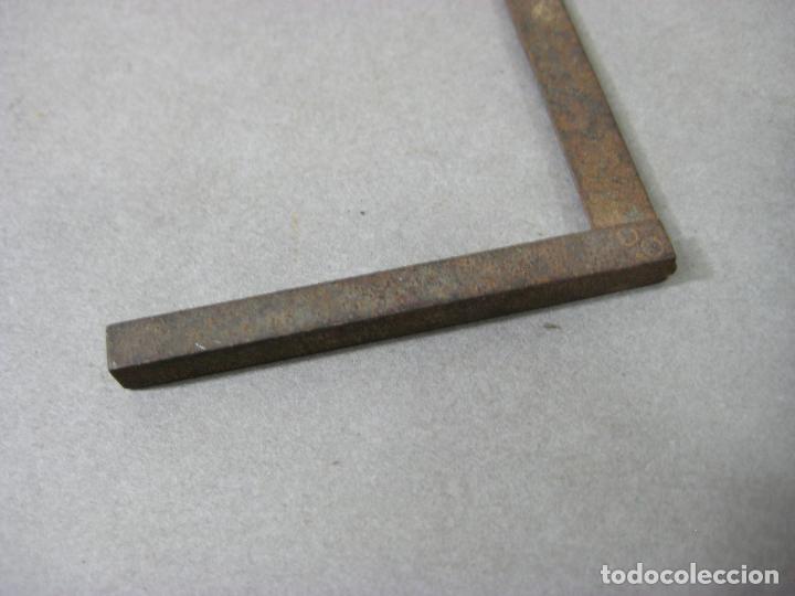 Antig&uuml;edades: &Aacute;NGULO o escuadra DE HIERRO EN MINIATURA. HERRAMIENTA - Foto 4