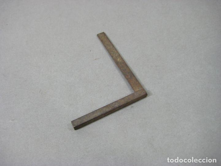 Antig&uuml;edades: &Aacute;NGULO o escuadra DE HIERRO EN MINIATURA. HERRAMIENTA - Foto 1