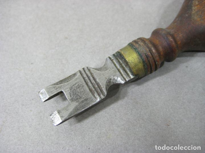 Antig&uuml;edades: HERRAMIENTA PARA AFLOJAR TUERCAS DE DOBLE MUESCA - Foto 2