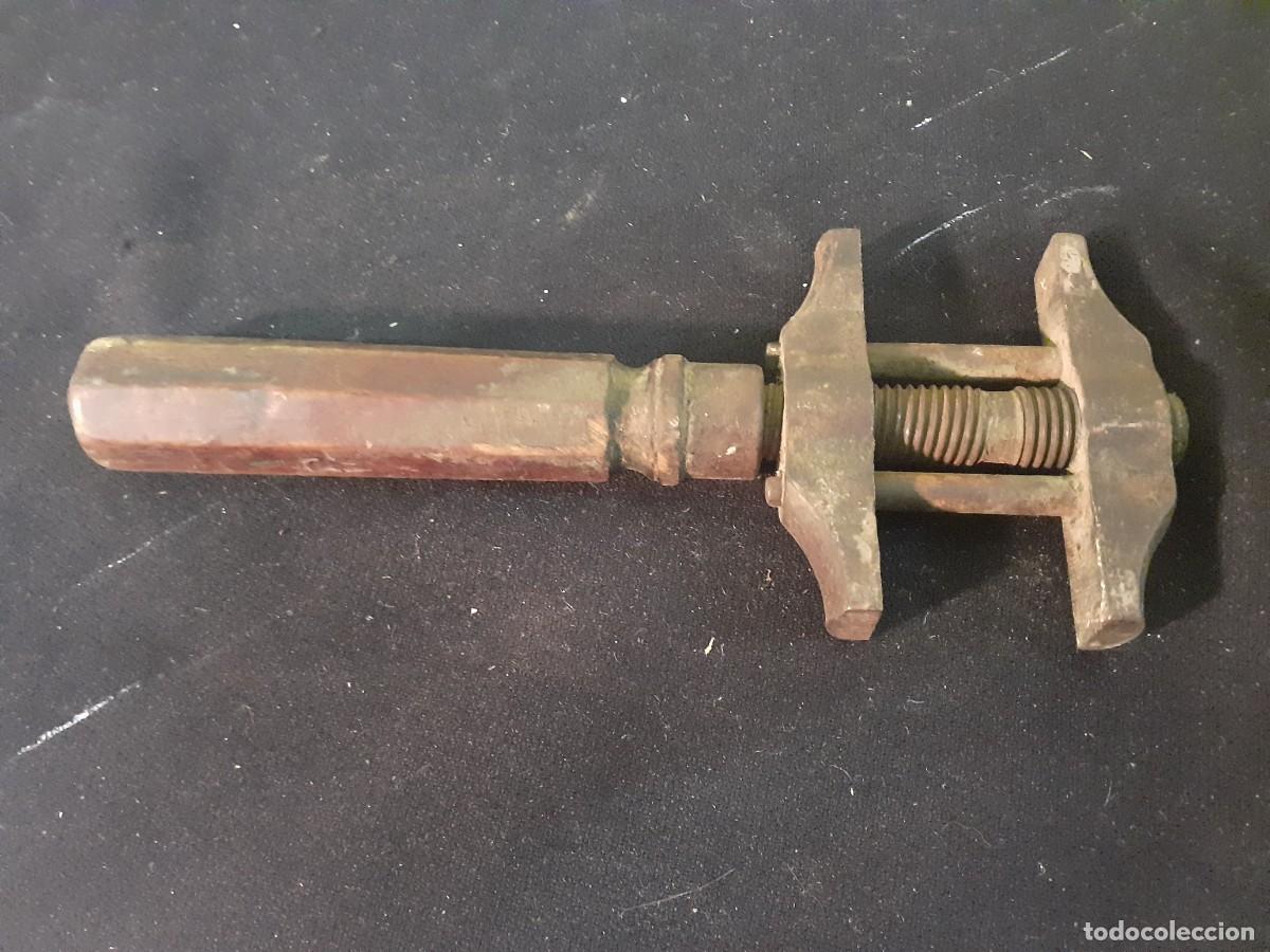 Antig&uuml;edades: Llave inglesa antigua - Foto 6