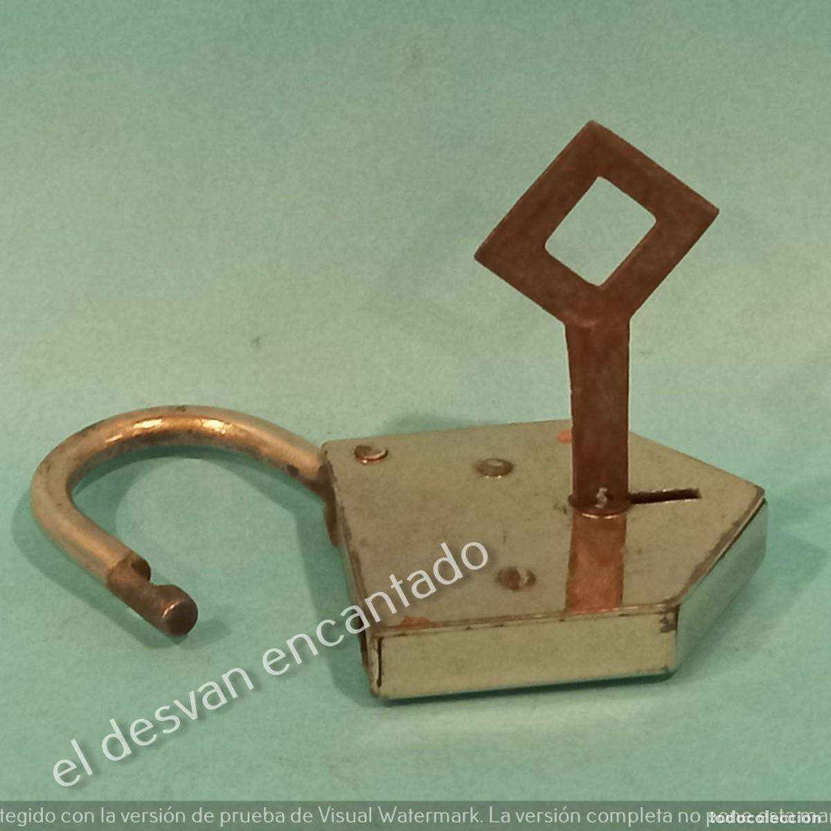 Antig&uuml;edades: Antiguo candado con su llave original. 6 ctms - Foto 1