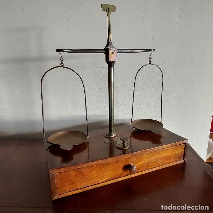 Antig&uuml;edades: BALANZA DE PRECISI&Oacute;N S. XIX, CAJA DE CAOBA. - Foto 1