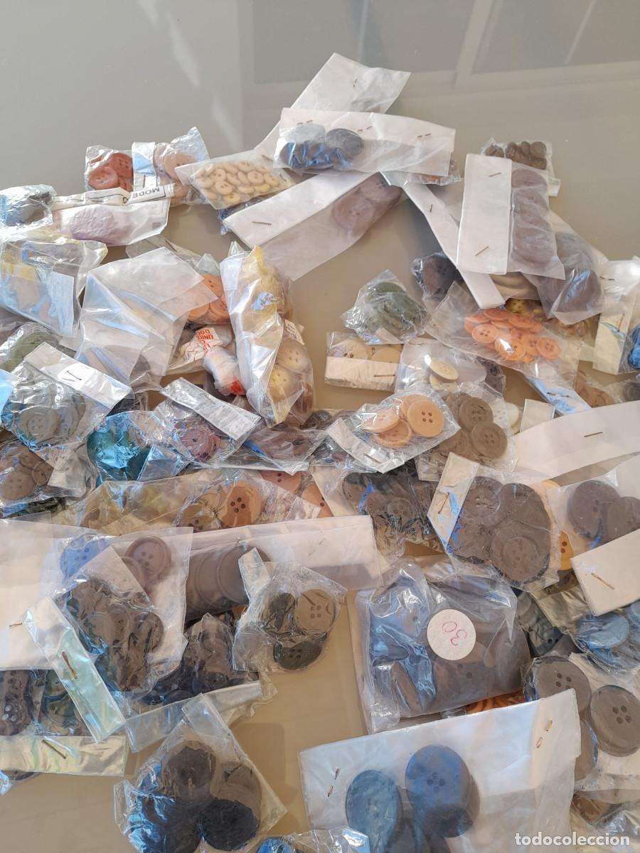 Antig&uuml;edades: GRAN LOTE DE 750 BOTONES SURTIDOS - Foto 1