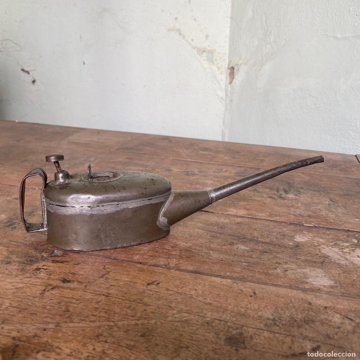 Antig&uuml;edades: Aceitera de lat&oacute;n de 28 cm de largo - Foto 1