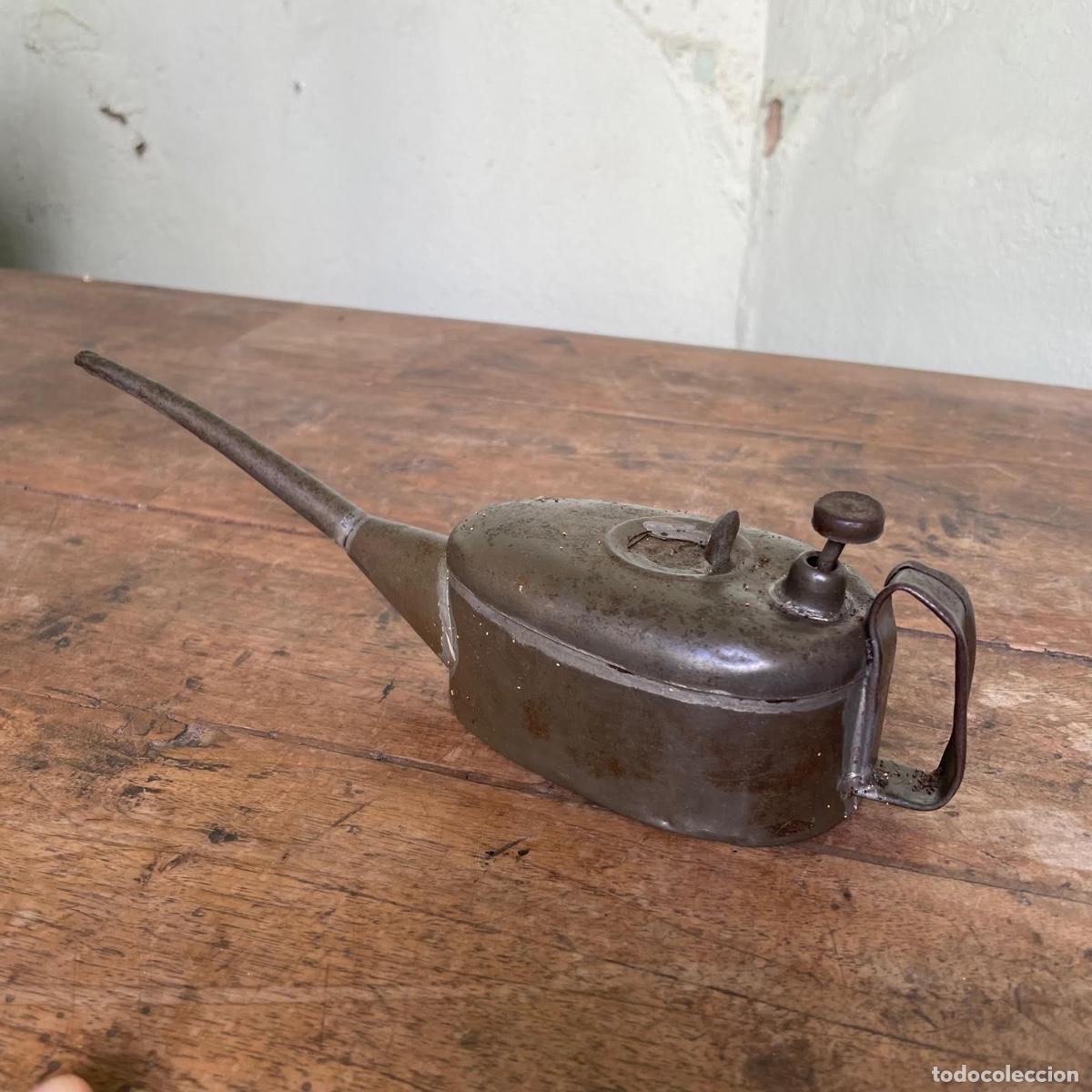 Antig&uuml;edades: Aceitera de lat&oacute;n de 28 cm de largo - Foto 2