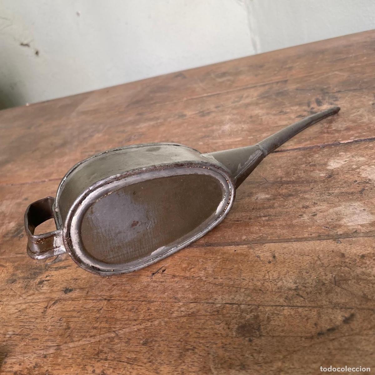 Antig&uuml;edades: Aceitera de lat&oacute;n de 28 cm de largo - Foto 3