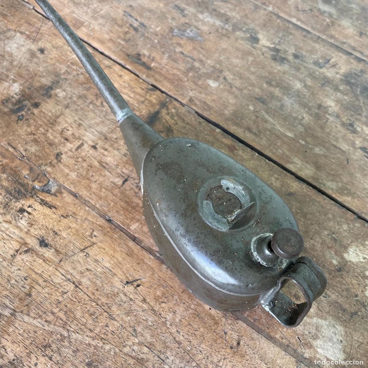 Antig&uuml;edades: Aceitera de lat&oacute;n de 28 cm de largo - Foto 4
