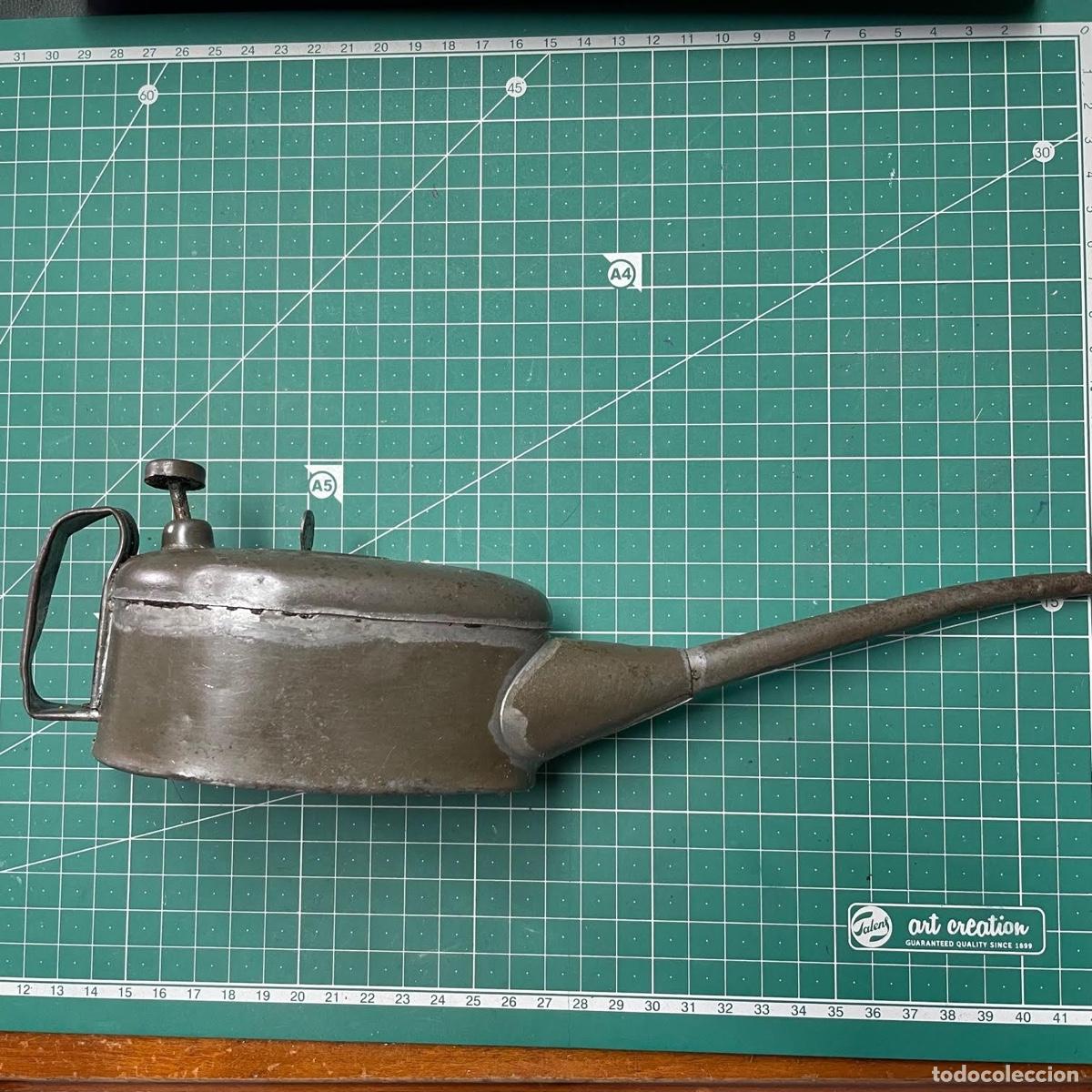 Antig&uuml;edades: Aceitera de lat&oacute;n de 28 cm de largo - Foto 5