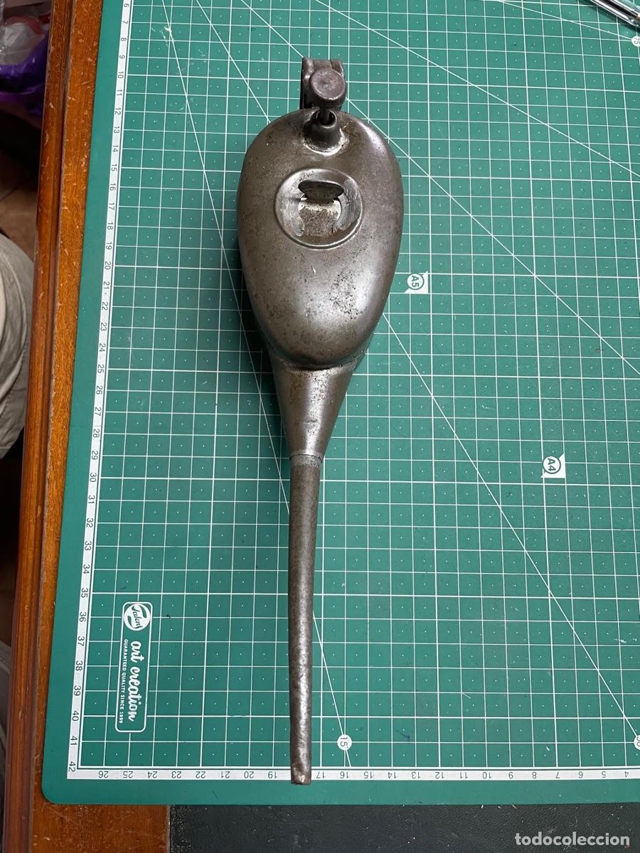 Antig&uuml;edades: Aceitera de lat&oacute;n de 28 cm de largo - Foto 6