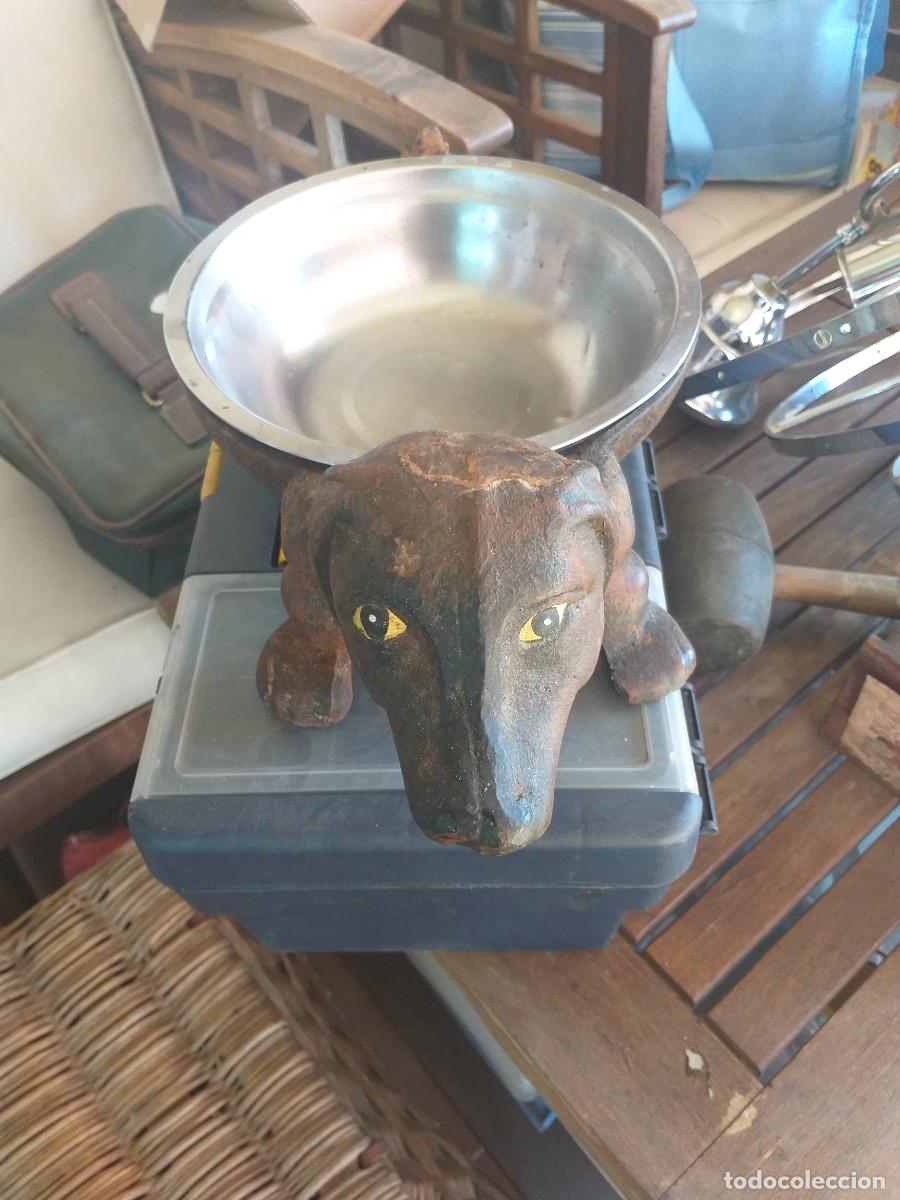 Antig&uuml;edades: comedero para perros en hierro fundido - Foto 2