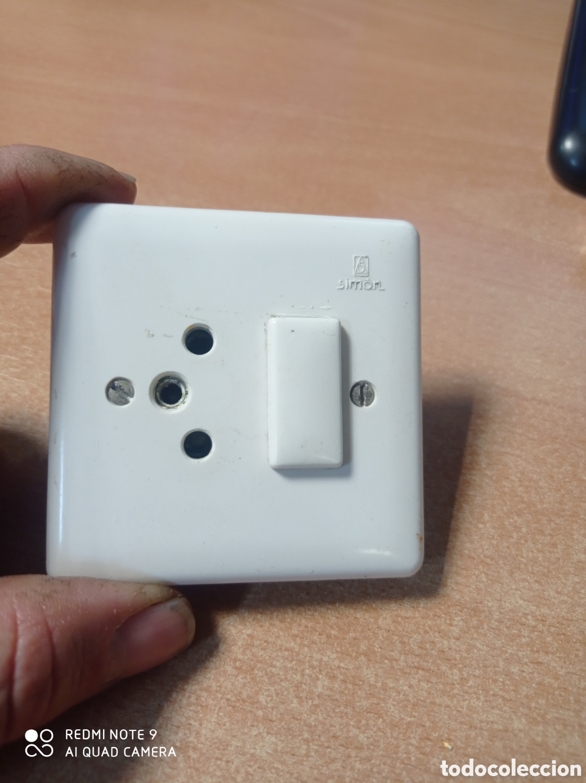 Antig&uuml;edades: Antiguo enchufe con fusible para empotrar marca SIMON. Usado