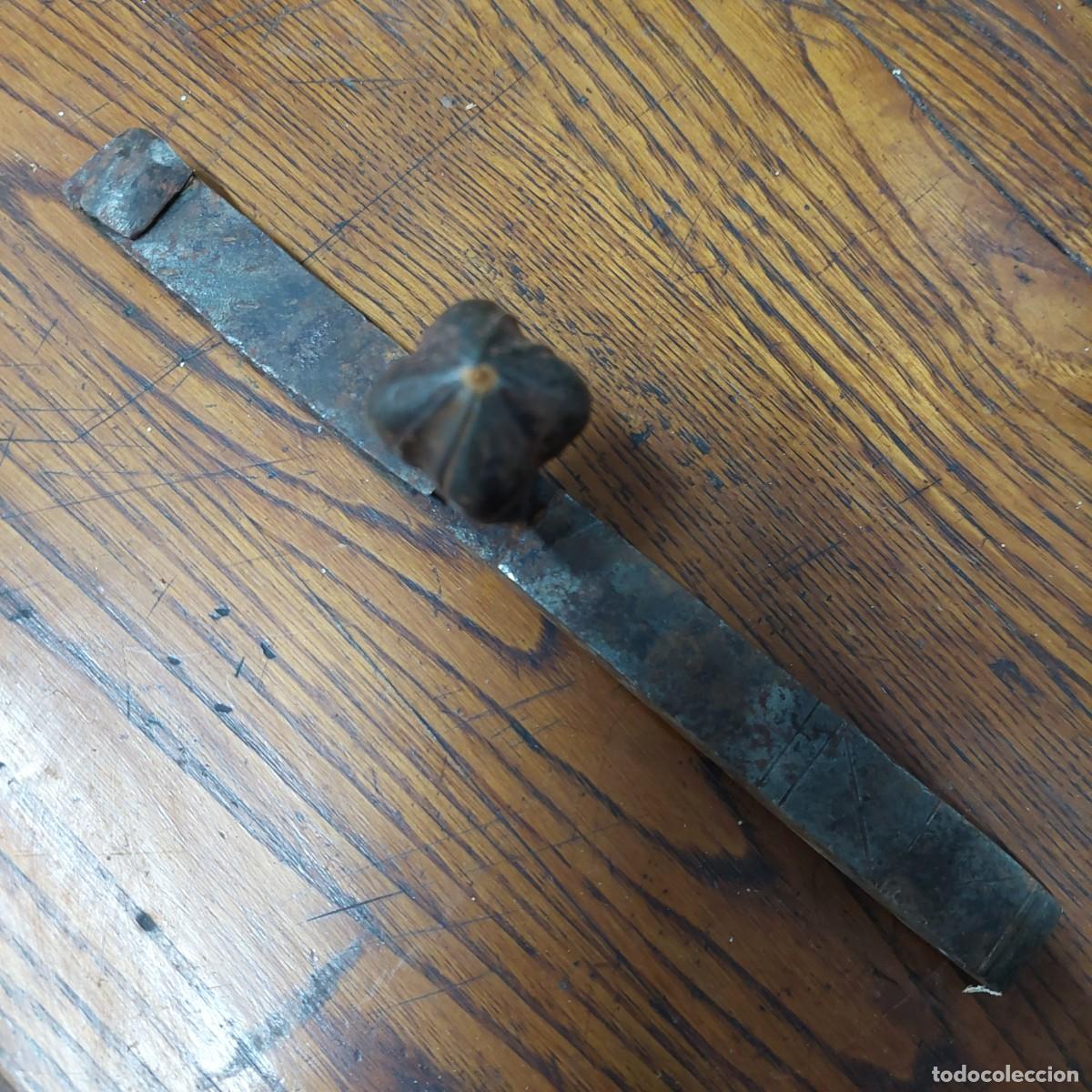 Antig&uuml;edades: Antiguo pestillo puerta forja - Foto 1
