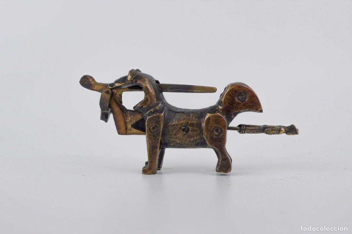 Antig&uuml;edades: Candado de bronce oriental - Foto 2