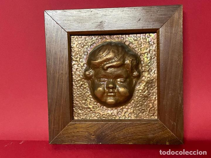 Antig&uuml;edades: QUERUBIN EN BRONCE ENMARCADO EN MADERA - Foto 1