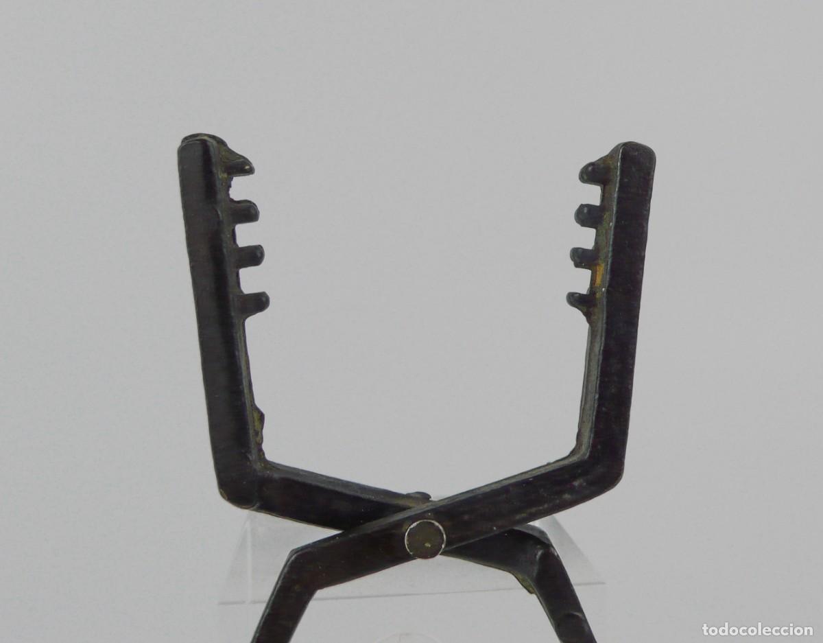 Antig&uuml;edades: Tenazas dentadas en bronce - Foto 3