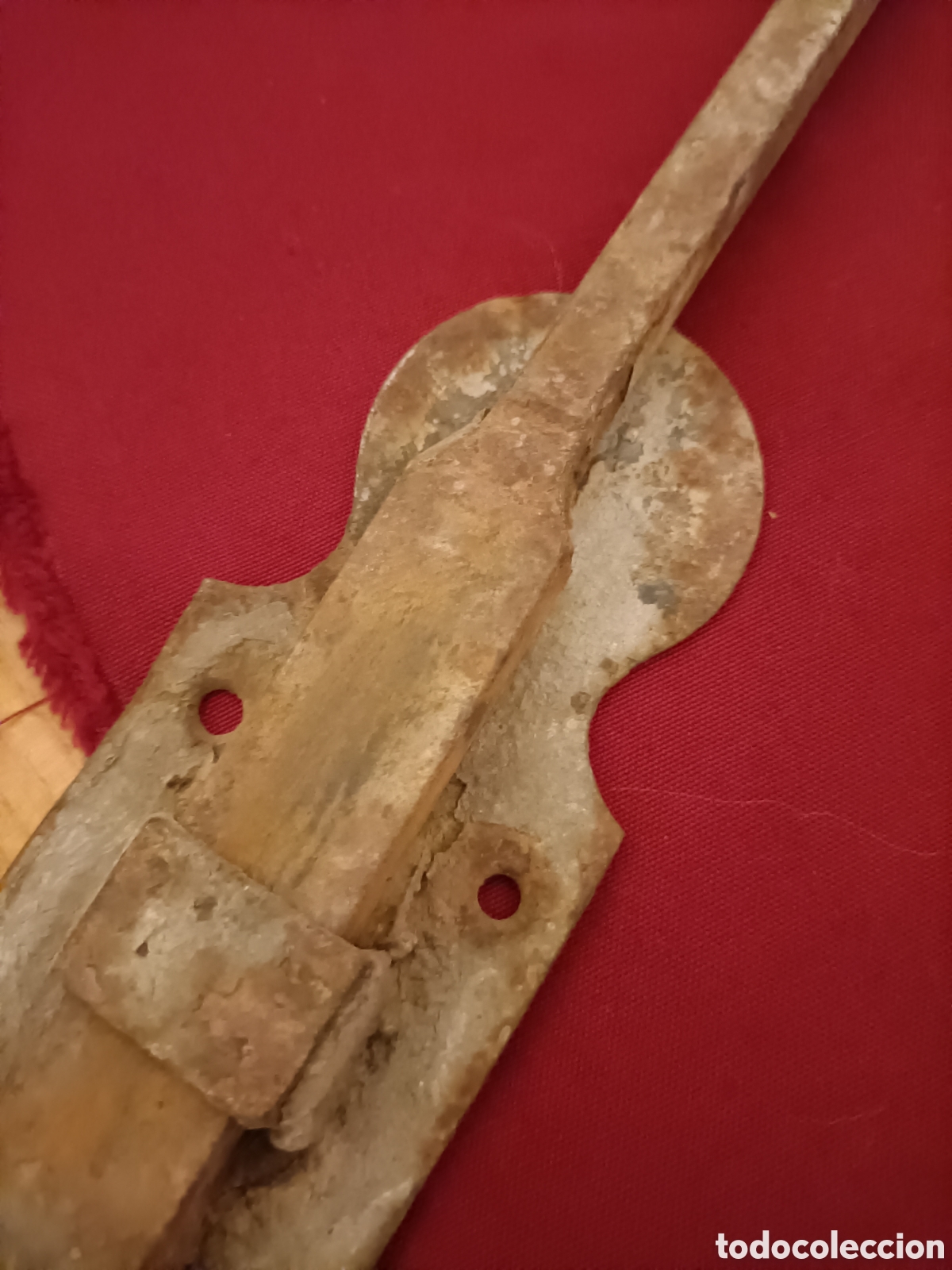 Antig&uuml;edades: Pestillo de hierro. 36 cms - Foto 2