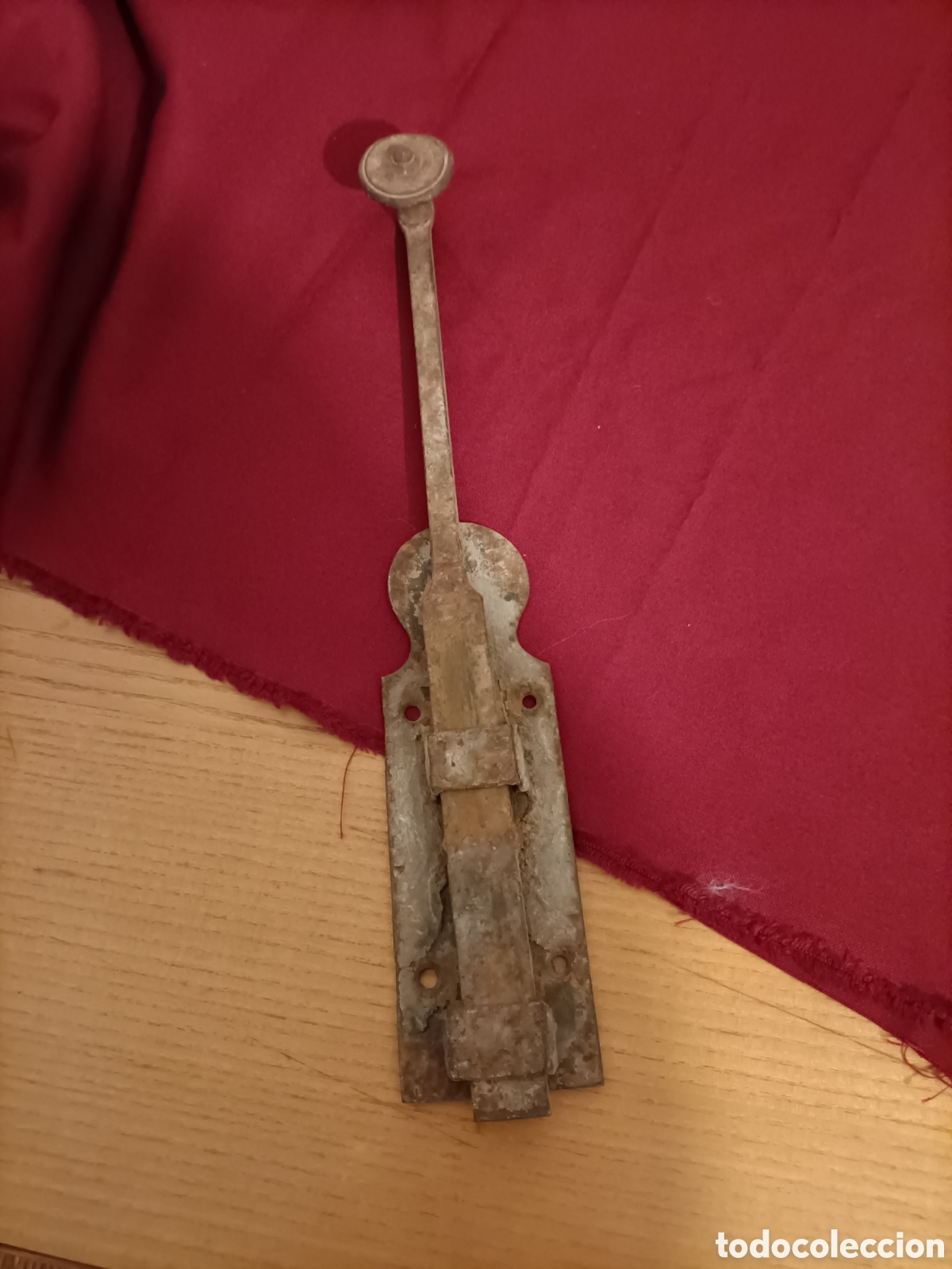Antig&uuml;edades: Pestillo de hierro. 36 cms - Foto 1