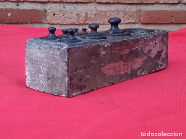 Antig&uuml;edades: CAJA DE MADERA ANTIGUA CON SIETE PESAS EN BRONCE. - Foto 2
