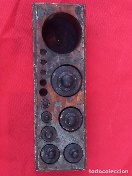 Antig&uuml;edades: CAJA DE MADERA ANTIGUA CON SIETE PESAS EN BRONCE. - Foto 3