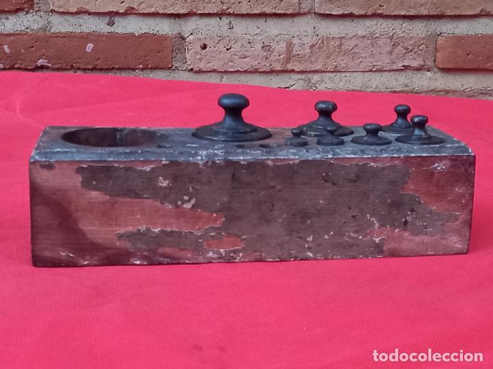 Antig&uuml;edades: CAJA DE MADERA ANTIGUA CON SIETE PESAS EN BRONCE. - Foto 4